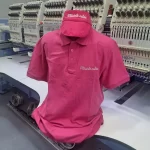 Set restaurant roz personalizat prin broderie : cozoroc și tricou polo