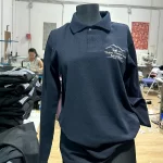 Bluză polo bleumarin cu mânecă lungă ,broderie hotel