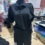 Tricou polo cu epoleți și pantaloni cu 4 buzunare