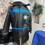 Canadiana pază , model cu glugă detașabilă și inserții albastre